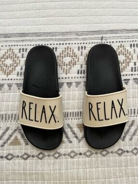 Rae Dunn RELAX sandals- Size 8